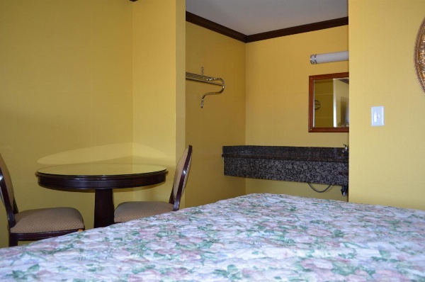 Cloud 9 Inn LAX image 18